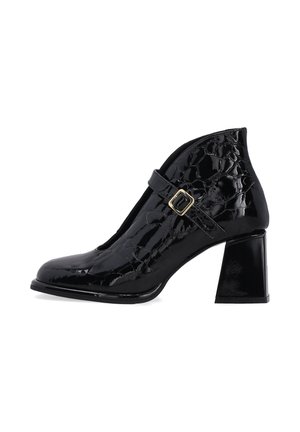 Schwarze Lackleder-Ankle-Boots mit einem strukturierten Krokodilmuster, runder Zehenpartie und blockartigem Absatz. Verfügt über einen Seitenriemen mit einer Schnallenverzierung.