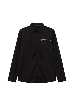 Schwarzes Langarmhemd mit Kragen, silbernem Reißverschluss vorne und einer horizontalen Reißverschlusstasche auf der rechten Brustseite.