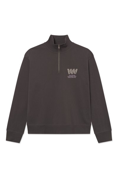 Zipsová mikina z tmavosivého materiálu s vysokým golierom, rebrovanými manžetami a bielym vyšitým logom na hrudi.