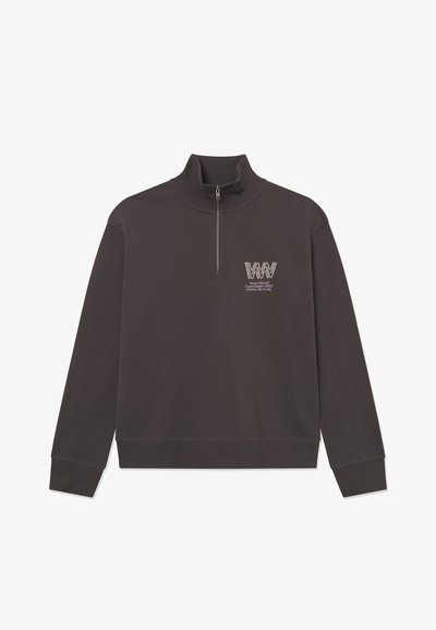 Zipsová mikina z tmavosivého materiálu s vysokým golierom, rebrovanými manžetami a bielym vyšitým logom na hrudi.