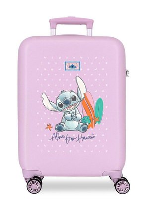 Maleta de color púrpura claro con Stitch en estilo caricatura tomando de las manos, tablas de surf detrás, estrella de mar, y texto "Aloha from Hawaii" en el frente.