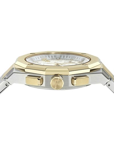 Montre en acier inoxydable octogonale avec des accents dorés, un cadran blanc texturé, deux poussoirs et une couronne dorée proéminente avec une lettre "F" gravée.