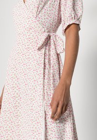 Glamorous WRAP AROUND MIDI DRESS WITH TIE AND SLEEVES - Vestido de dia - pink