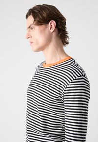 Mads Nørgaard TOBIAS - Pikkade varrukatega topp - white black