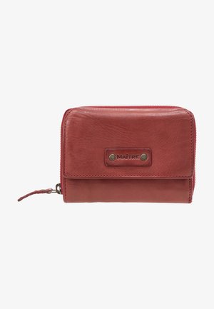 Portefeuille en cuir rouge avec une finition texturée, featuring un rabat avant et une plaque logo en métal. Fermeture zippée et détail de pompon en cuir.