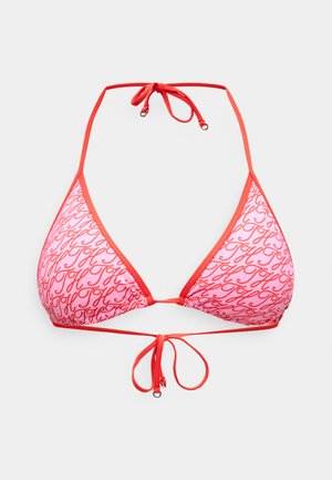 Haut de bikini triangle rose avec motif écriture rouge, bordure rouge, et liens ajustables au cou et dans le dos munis de petits anneaux argentés.
