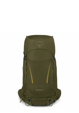 Mochila de senderismo Osprey Kestrel 48 de color verde oliva con múltiples correas y compartimentos con cremallera, diseñada para uso al aire libre.