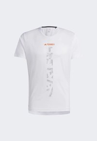 Camiseta de manga corta blanca con el logo "TERREX" en naranja y un diseño texturizado y con patrón en gris en la parte frontal. Tela ligera.