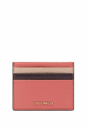 Kartenetui aus pinkem, beigem und dunkelbraunem Leder; bietet vier Kartenfächer und ein geprägtes Logo am Boden in Gold. Glatte Textur.