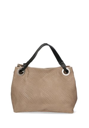 Borsa a tracolla beige intrecciata con una superficie testurizzata, manici in pelle nera e accessori metallici argentati per un tocco moderno.