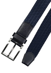 Ceinture en textile tissé bleu marine avec des accents en cuir noir et une boucle en métal argenté. Présente une extrémité effilée et un motif texturé sur l'ensemble.