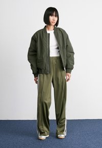adidas Originals FIREBIRD LOOSE TRACK - Treniņtērpa apakšdaļas - olive strata