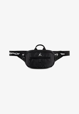 Fekete Jordan deréktáska textúrált felülettel, elülső cipzáros zsebbel, állítható pánttal, valamint az ikonikus logóval az elülső részen és a pánton.