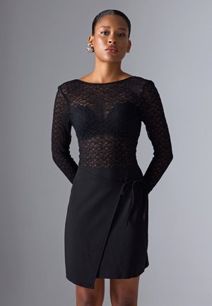 Vabalt langev kleit - black