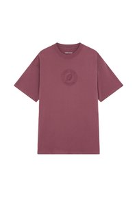 T-shirt en coton bordeaux avec un col rond et des manches courtes. Présente un design de logo texturé sur la poitrine, style minimaliste et décontracté.