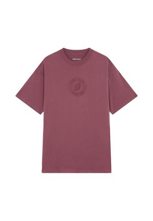 T-shirt en coton bordeaux avec un col rond et des manches courtes. Présente un design de logo texturé sur la poitrine, style minimaliste et décontracté.
