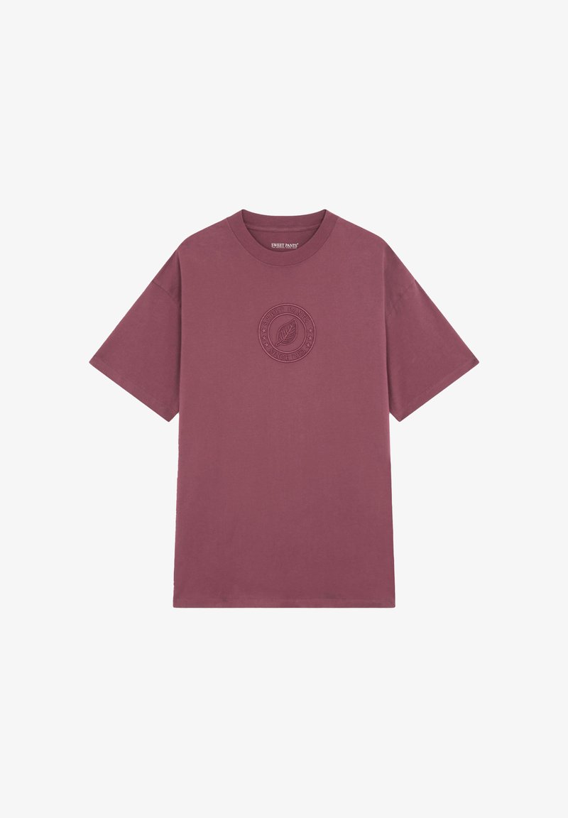 T-shirt en coton bordeaux avec un col rond et des manches courtes. Présente un design de logo texturé sur la poitrine, style minimaliste et décontracté.