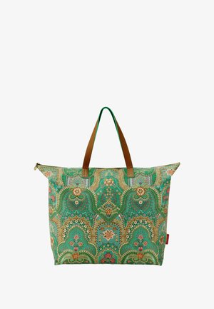 Groene tas met een patroon van bloemen en paisley-ontwerpen, bruine handvatten, ritssluiting, stoffen materiaal en een grote rechthoekige vorm.