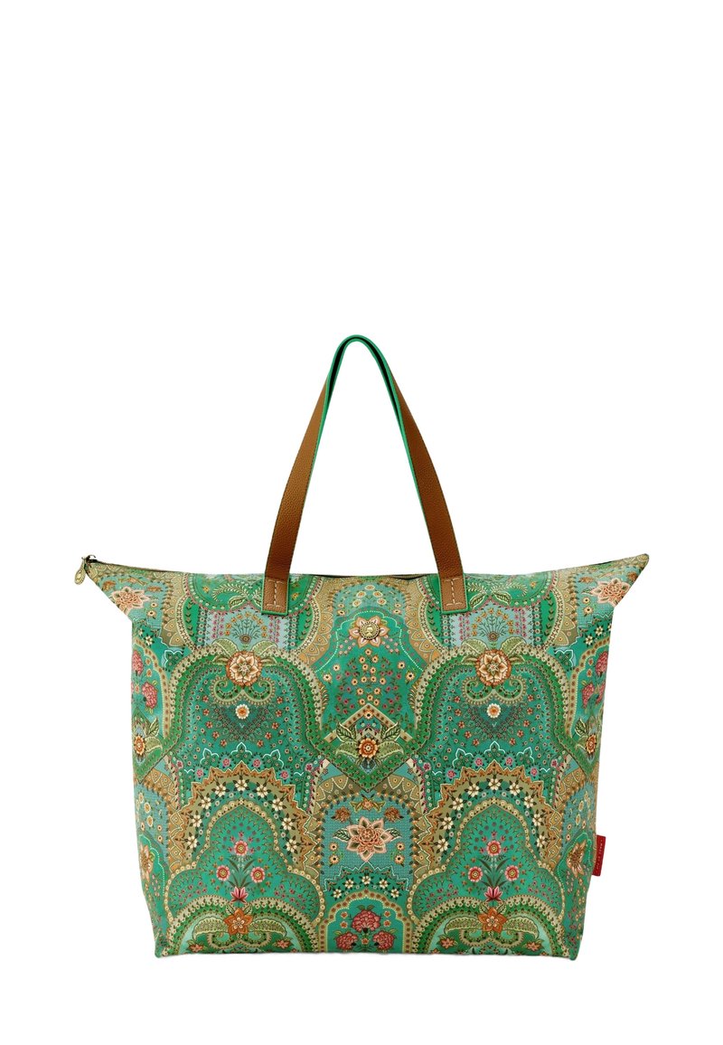 Groene tas met een patroon van bloemen en paisley-ontwerpen, bruine handvatten, ritssluiting, stoffen materiaal en een grote rechthoekige vorm.