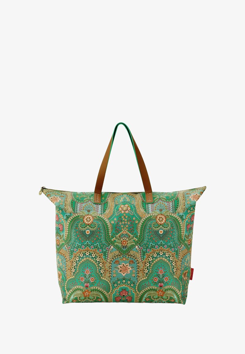 Groene tas met een patroon van bloemen en paisley-ontwerpen, bruine handvatten, ritssluiting, stoffen materiaal en een grote rechthoekige vorm.