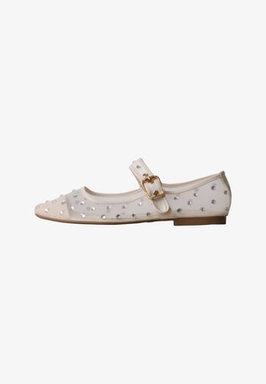 Chaussure Mary Jane plate blanche avec côtés transparents et clous argentés, munie d'une bride à boucle dorée et d'un bout beige.