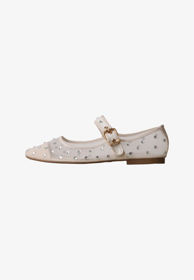 Chaussure Mary Jane plate blanche avec côtés transparents et clous argentés, munie d'une bride à boucle dorée et d'un bout beige.