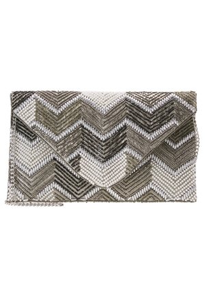 Sølv- og hvid perleclutch med chevronmønster og sølvkæderem, udstyret med konvolutlågslukning.