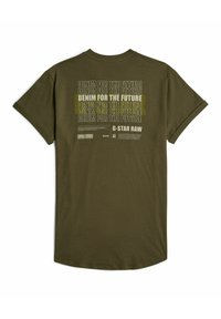Camiseta verde oliva con un gran estampado gráfico en la parte posterior que dice "DENIM PARA EL FUTURO" en diferentes estilos de fuente. Mangas cortas, cuello redondo.