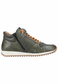 Baskets en cuir vert olive avec lacets orange, panneau latéral perforé, fermeture éclair, semelle intermédiaire blanche et semelle extérieure en caoutchouc marron.