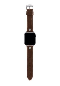 Smartwatch z kwadratowym czarnym wyświetlaczem dotykowym, srebrnym korpusem i teksturowanym brązowym skórzanym paskiem z klamrą i otworami do regulacji.