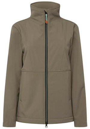 Chaqueta de softshell marrón ligera con cuello alto, que presenta un cierre frontal completo, bolsillos laterales y detalles del cierre en negro contrastante.