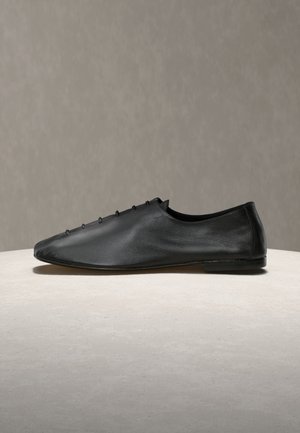 PLEGADA SUPPLE SHINY - Šnurovačky - black