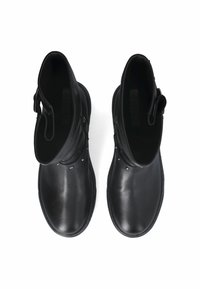 Stivaletti neri in pelle con finitura liscia, dotati di una cerniera laterale, borchie decorative e un tacco leggero.