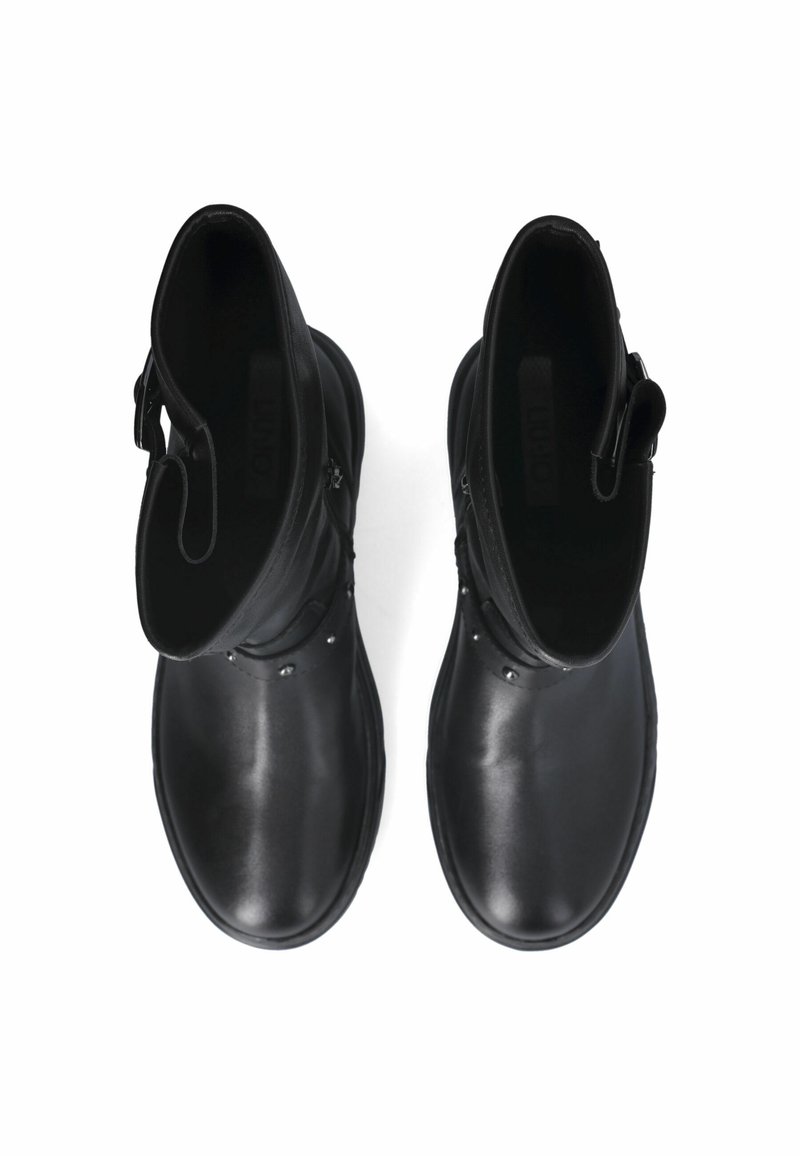 Schwarze Leder-Stiefeletten mit glatter Oberfläche, seitlichem Reißverschluss, dekorativen Nieten und einem leichten Absatz.