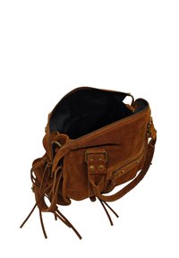 Sac à main en suédine marron avec une fermeture éclair sur le dessus, un intérieur noir, une poche zippée à l'avant et des franges décoratives. Présente des accents de quincaillerie dorée.