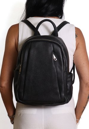 Schwarzer Leder-Rucksack mit strukturiertem Finish, doppelten oberen Griffen und verstellbaren Trägern. Verfügt über eine Front-Reißverschlusstasche und Seitentaschen.