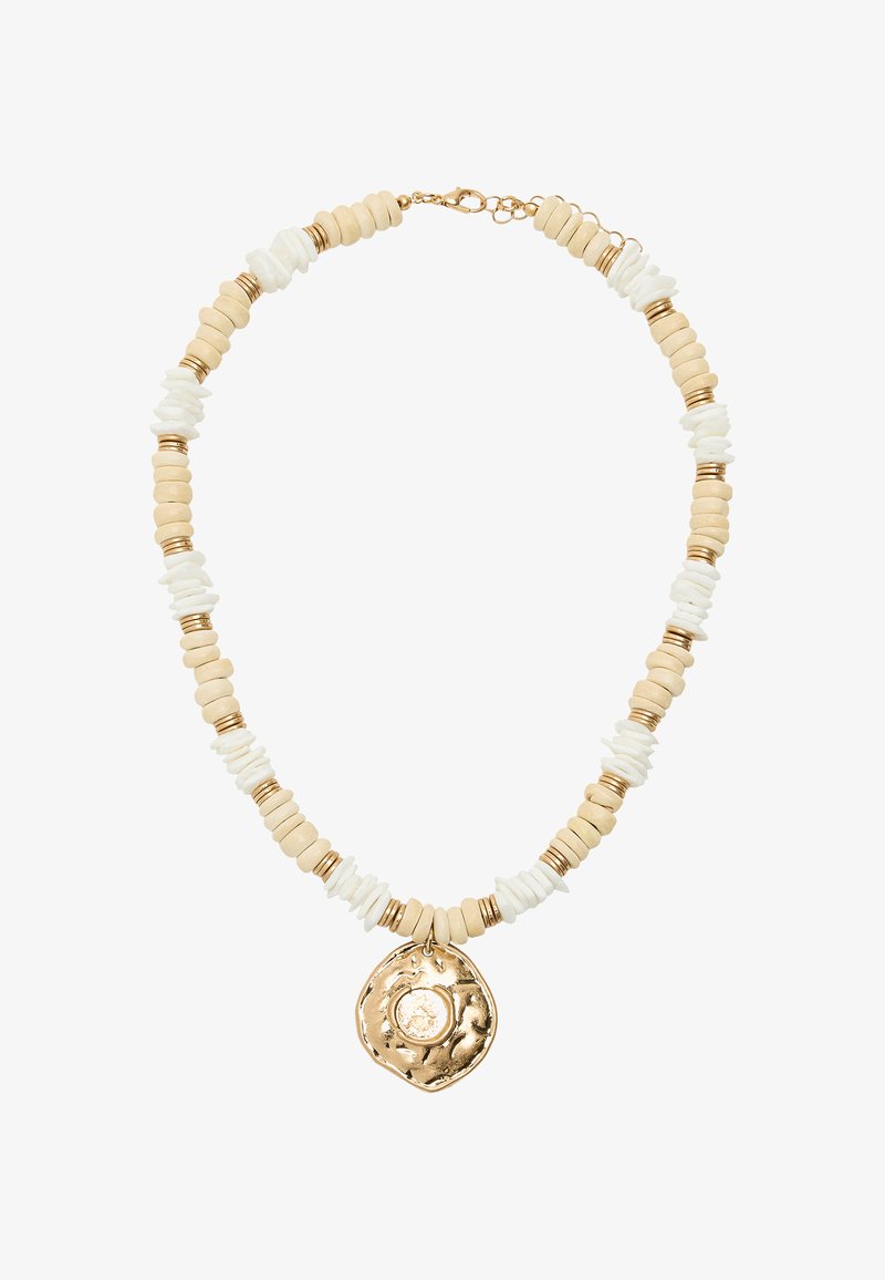 Regulowany naszyjnik zdobiony drewnianymi koralikami w odcieniach beżu i bieli, przeplatany złotymi akcentami, z fakturowanym złotym wisiorkiem na środku.
