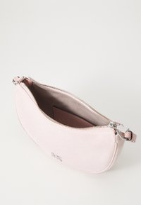 Pochette in tessuto rosa chiaro con zip argentata, forma ovale, slot per schede interno visibile, design minimalista, logo sulla parte frontale.