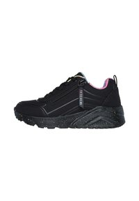 Zapatillas deportivas negras con un upper texturizado, suela gruesa con manchas de colores y un cierre con cremallera para un fácil acceso.