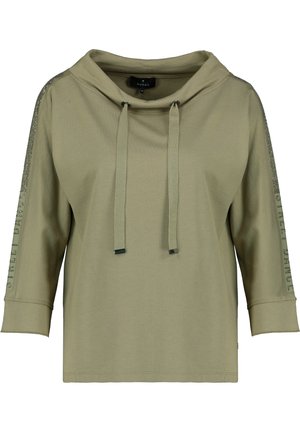 Top de manga larga color verde oliva claro con cuello ancho con cordón y detalles de pedrería a lo largo de las mangas y puños.