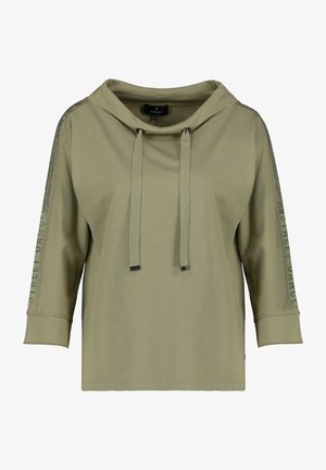 Top de manga larga color verde oliva claro con cuello ancho con cordón y detalles de pedrería a lo largo de las mangas y puños.