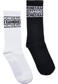 Zwei Paar knöchellange Socken: eine weiße und eine schwarze. Jede hat ein kontrastierendes Band mit dem wiederholten Text "RAMONES" in einer fetten Schriftart.