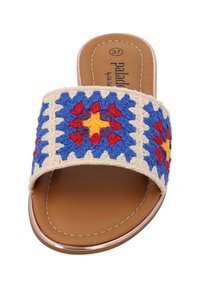 Flerfärgad slidesandal med en virkad ovandel som har mönster i blått, rött, gult och lila; beige bas och ljusbrun innersula.