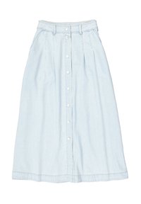 Lichtblauwe denimrok met een knoopsluiting aan de voorkant, plooien en zijzakken. Het ontwerp heeft een rechte zoom en een tailleband.