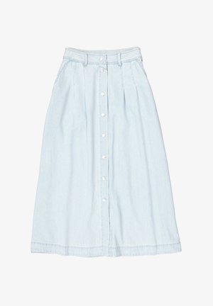 Hellblauer Denim-Rock mit Knopfleiste, Falten und Seitentaschen. Das Design umfasst einen geraden Saum und einen Taillenbund.