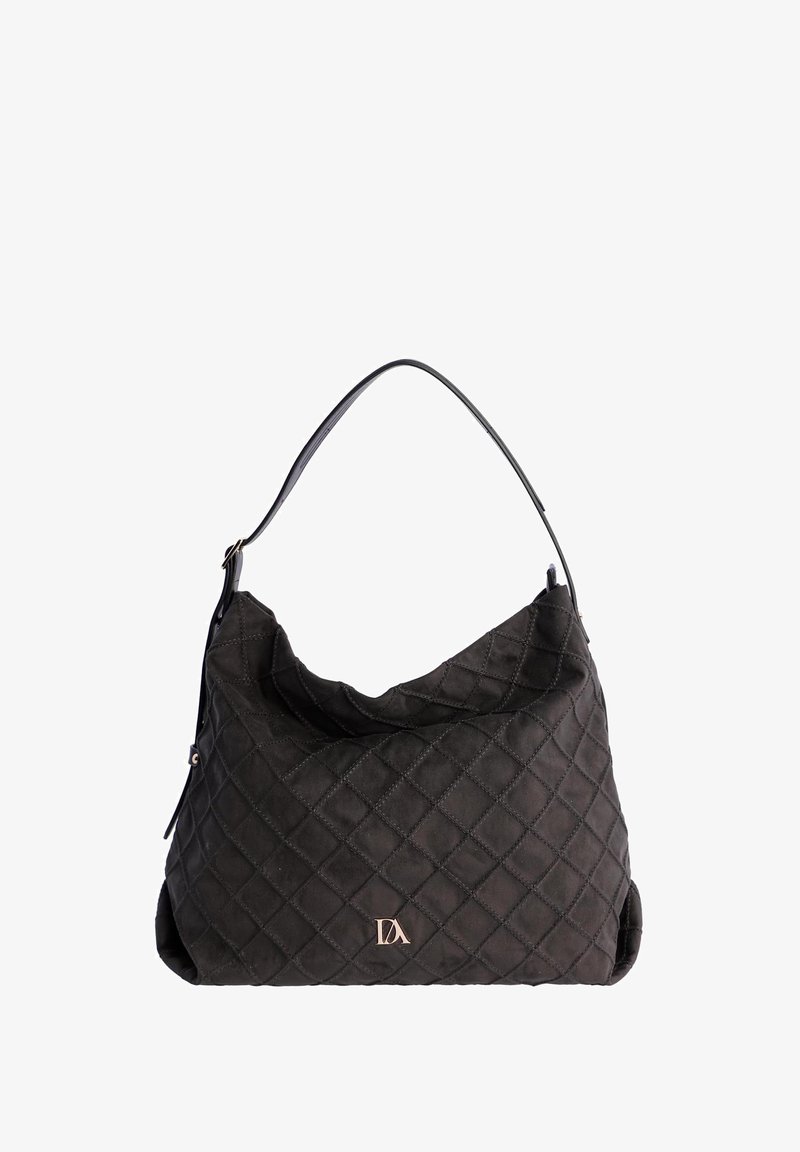 Bolso negro acolchado con una forma holgada y una única correa de cuero. Presenta un detalle de logotipo en el frente. Textura de tela suave.