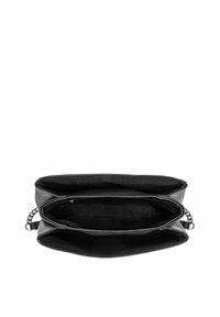 Czarna skórzana torebka na łańcuszku, z dwoma przegrodami i miękką podszewką. Gładka tekstura z delikatnymi detalami przeszycia.