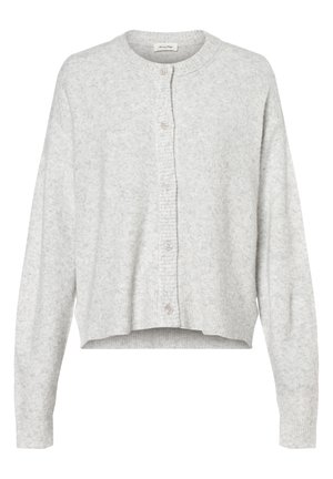 Lys grå cardigan lavet af blødt materiale, med rund hals, lange ærmer og fem knaplukninger foran. Korte ærmer.