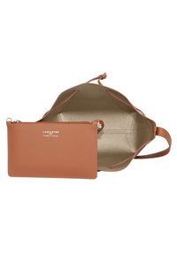 Borsa tote in pelle marrone con una consistenza morbida, apertura in cima e una pochette con zip abbinata all'interno, caratterizzata da un branding minimale sulla pochette.