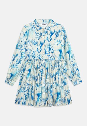 Vestito per bambini blu e bianco con maniche lunghe, colletto, chiusura con bottoni sul davanti e motivo grafico con cavalli su tessuto morbido e leggero.